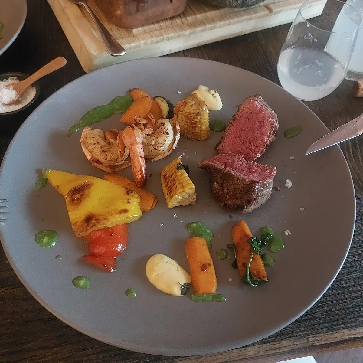 Filetsteak Mit Grillgemüse Und Garnelen