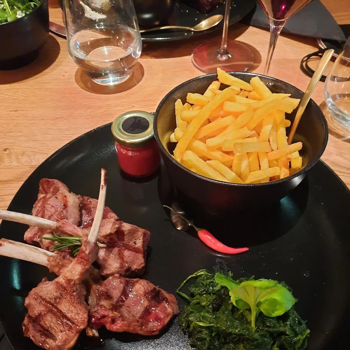 Lamm Mit Pommes Und Gemischtem Salat