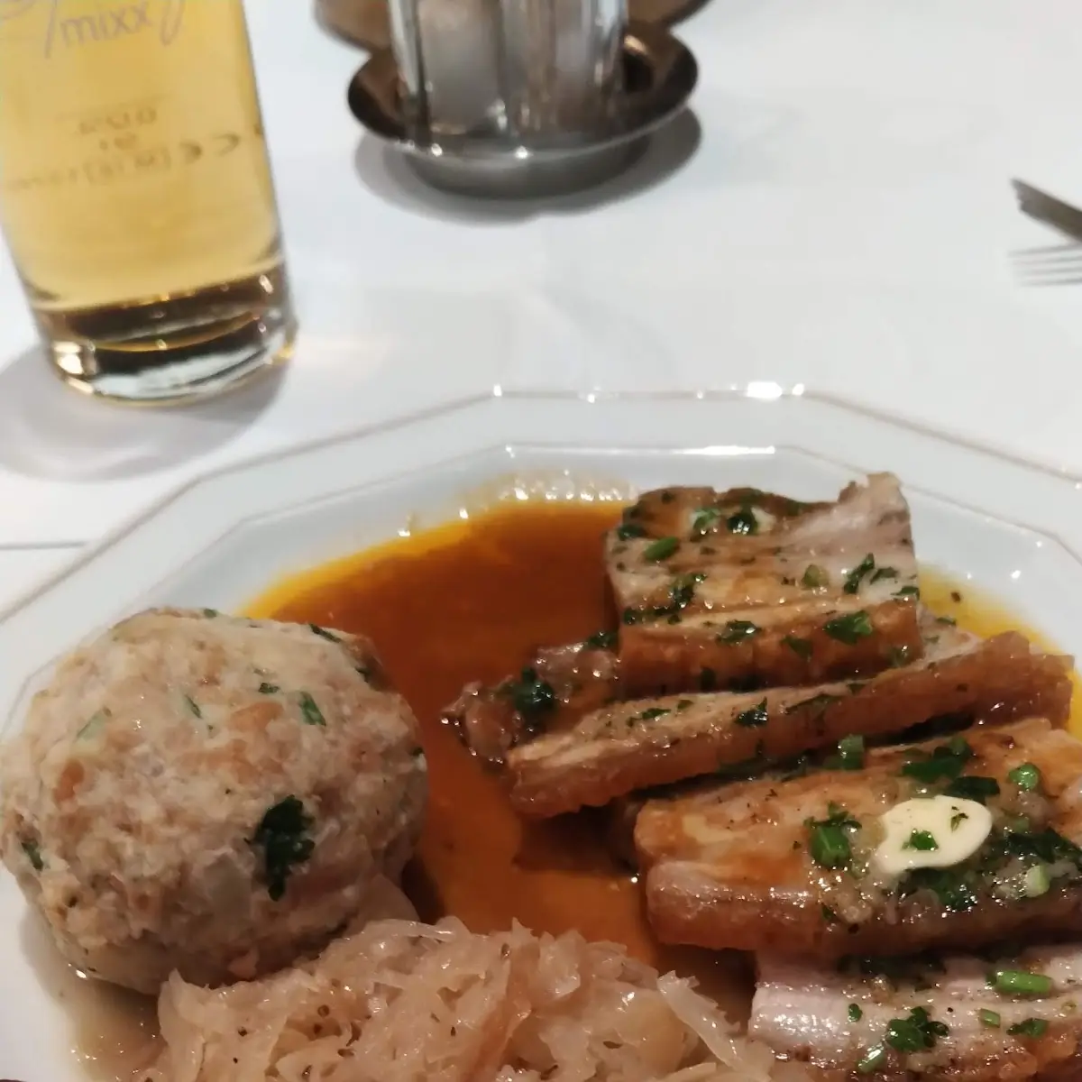 Speklap Met Sauerkraut Und Semmelknodel
