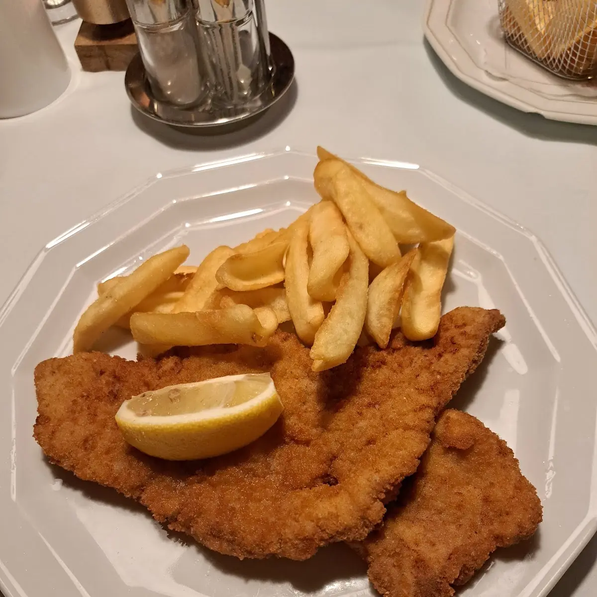 Wiener Schnitzel Mit Pommes