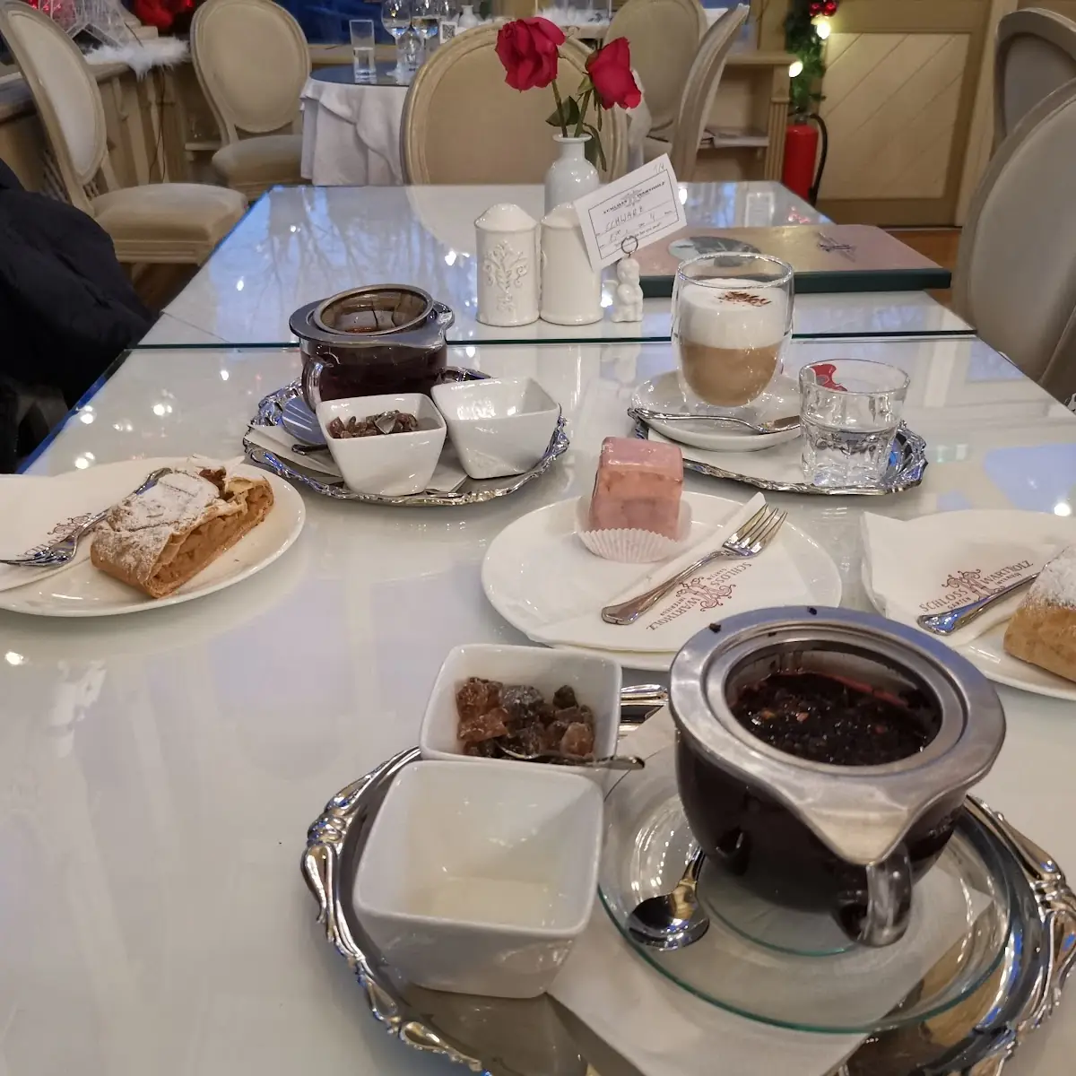 Apfel- U Topfenstrudel
