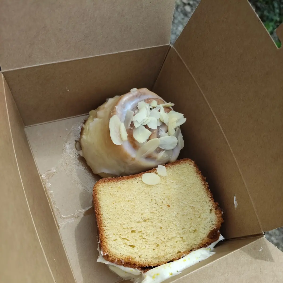 Cinnamon Roll Vegan & Lemon Cake