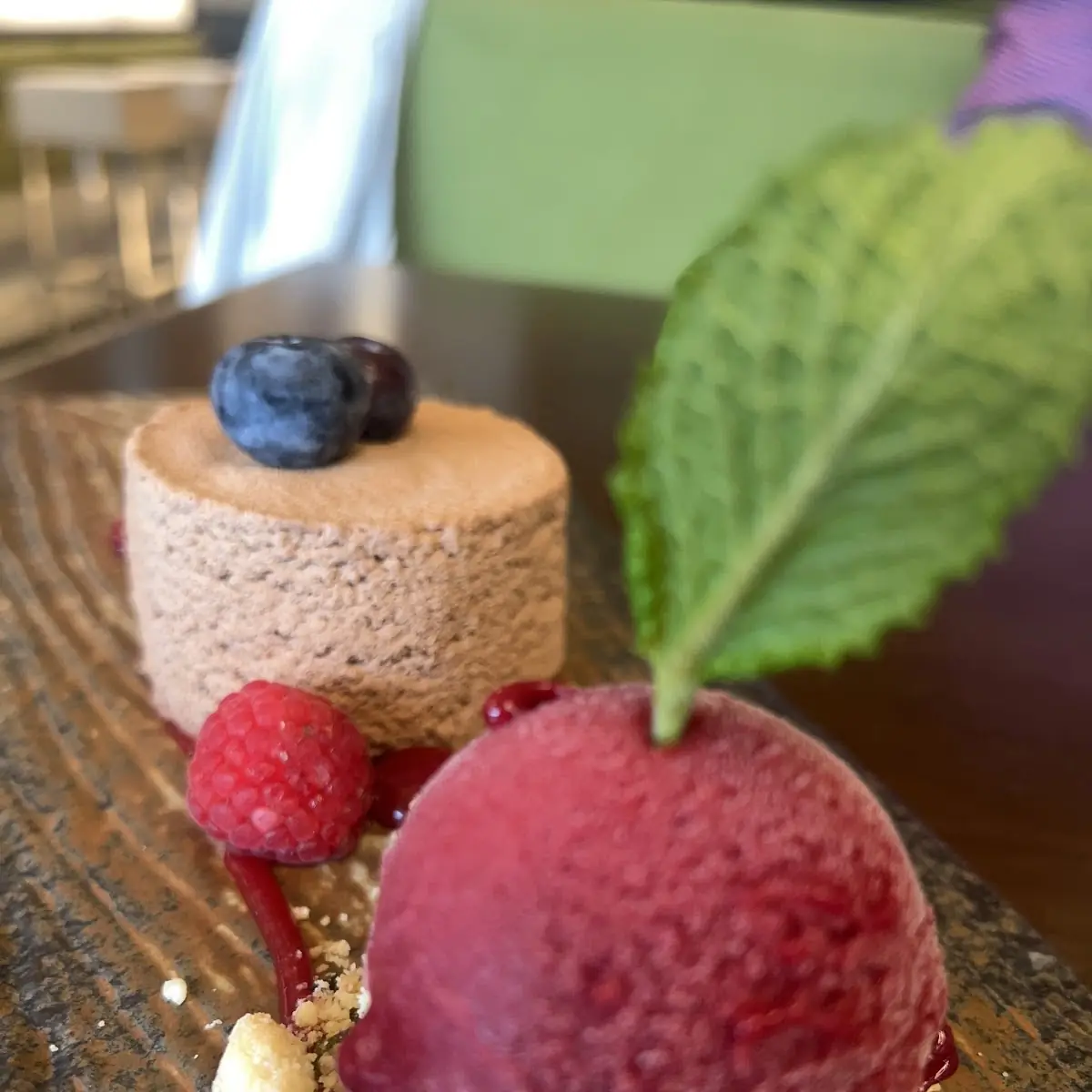 Crème Brûlée Im Reindl Serviert Grünes Apfelsorbet