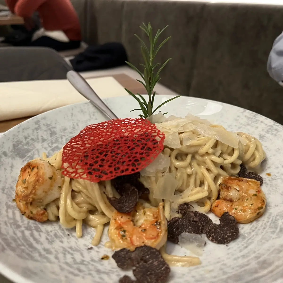 Hausgemachte Bandnudeln Mit Trüffelrahmsauce Und Gegrillten Garnelen