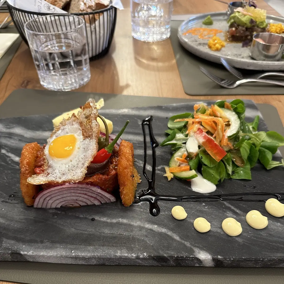 Klassisches Beef Tatar Kartoffelrösti Trüffelmayonnaise