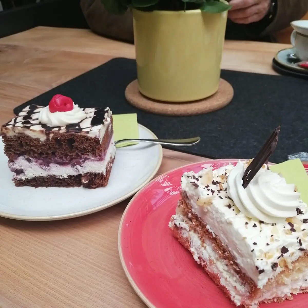 Schwarzwälder Kirsch Kuchen Und Kokosschnitte