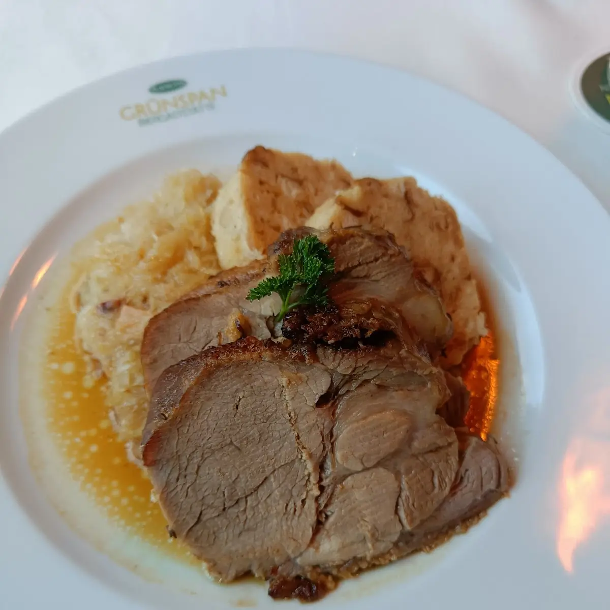 Schweinsbraten Mit Sauerkraut Und Serviettenschnitten