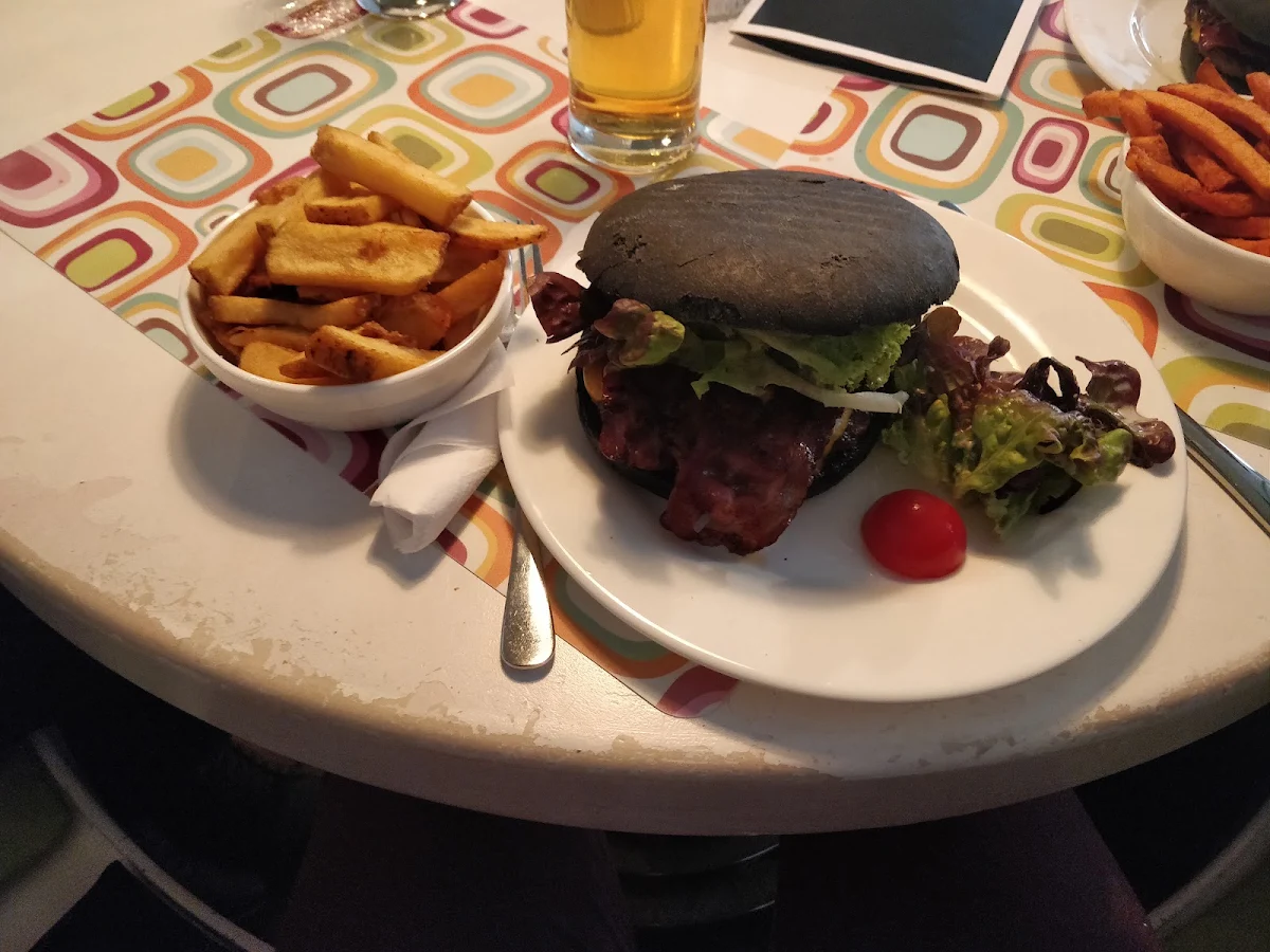 Schrödinger Burger Mit Steakhouse Pommes Frites