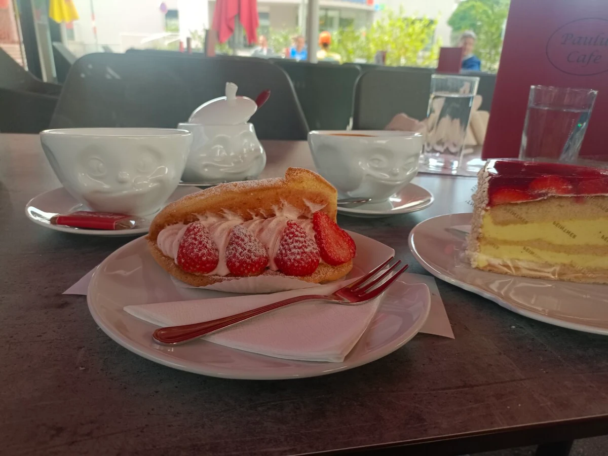 Erdbeertorte Erdbeerbisquit Mit Cremefüllung