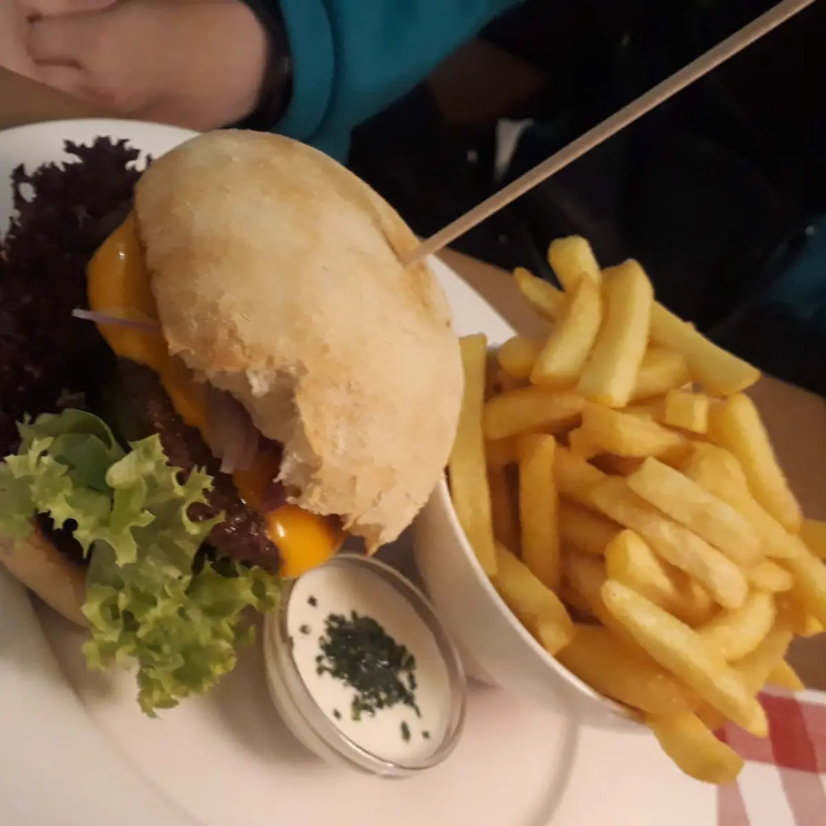 Burger Mit Pommes