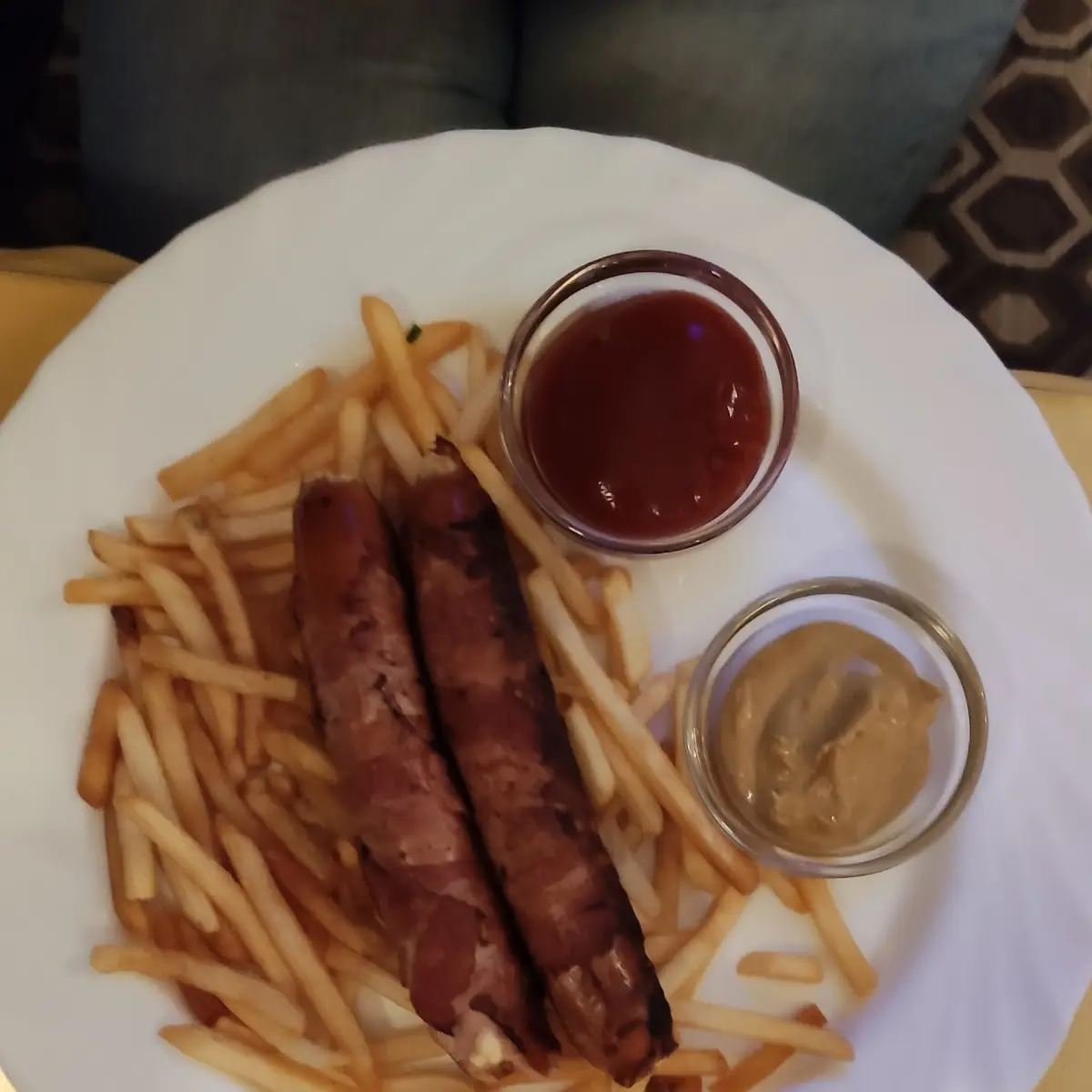 Salchichas Con Patatas Y Ensalada
