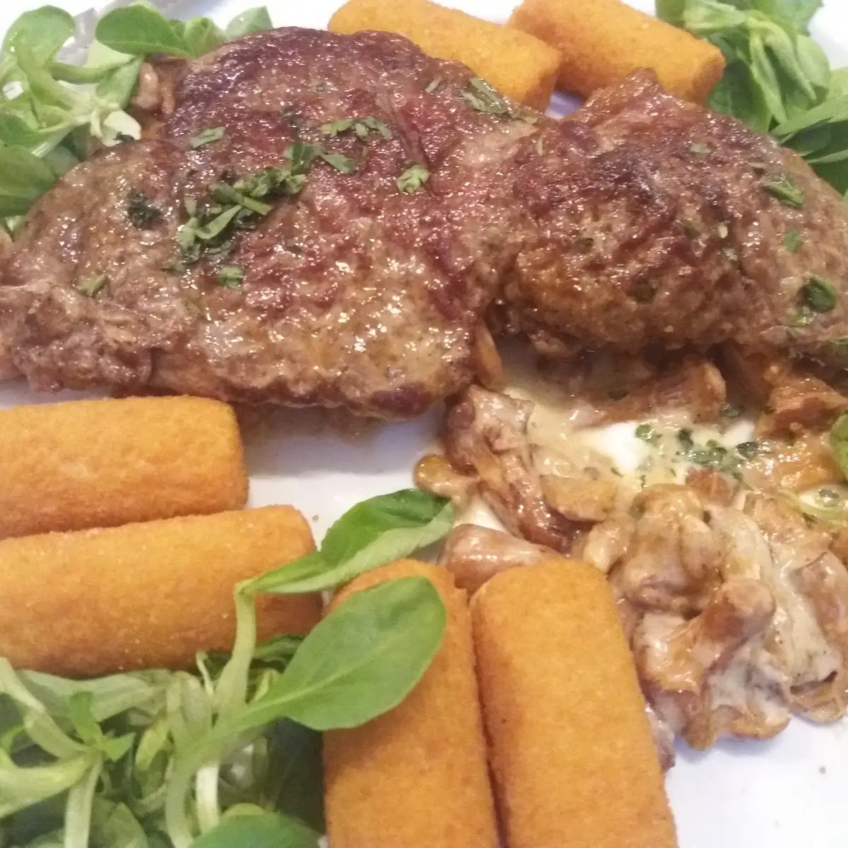 Ternera Grill Con Setas Con Una Salsa Suave