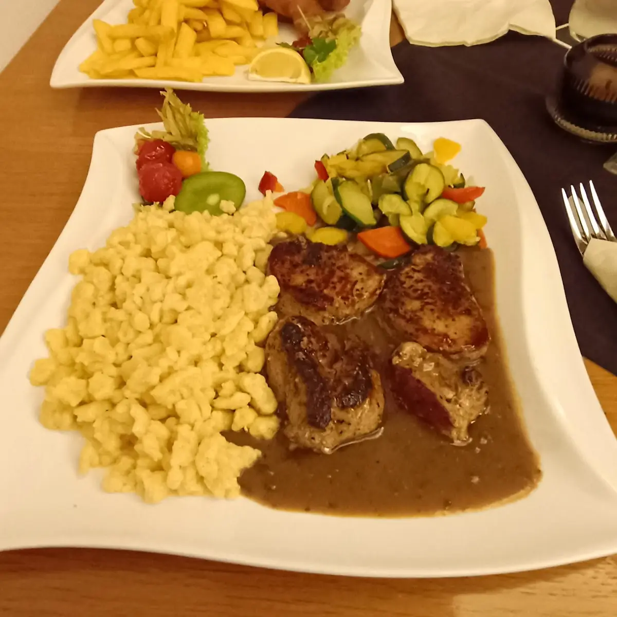 Schweinefilet Mit Hausgemachten Spätzlen Und Gemüse
