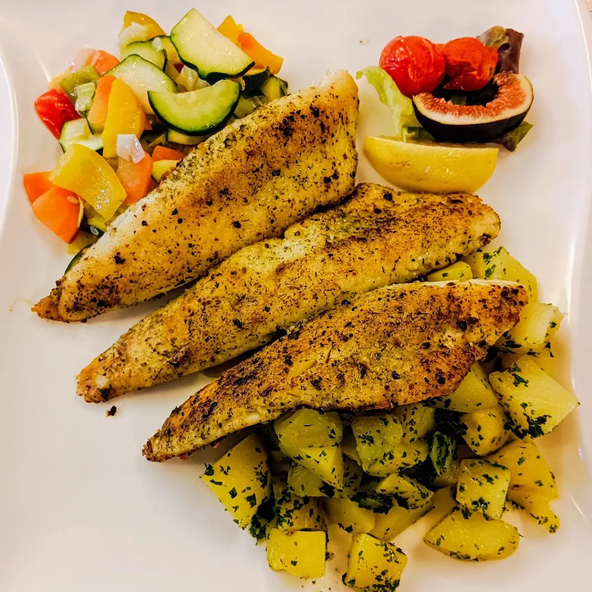 Zanderfilet Mit Petersilie-kartoffeln Und Gemüse