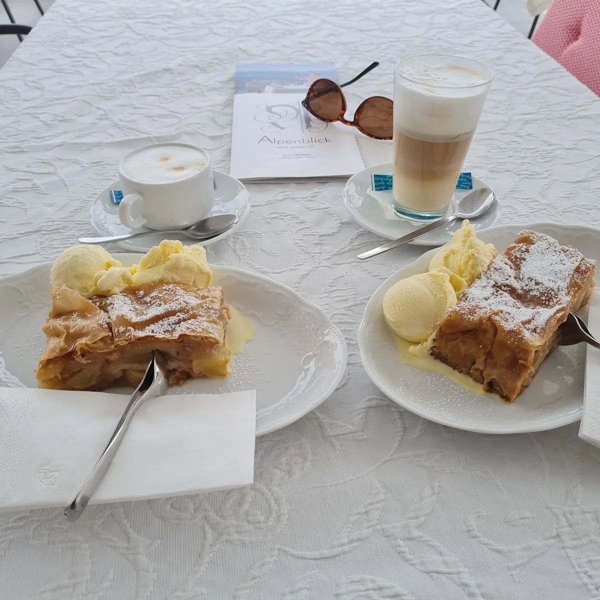 Hausgem Apfelstrudel Mit 2 Kugeln Vanilleeis