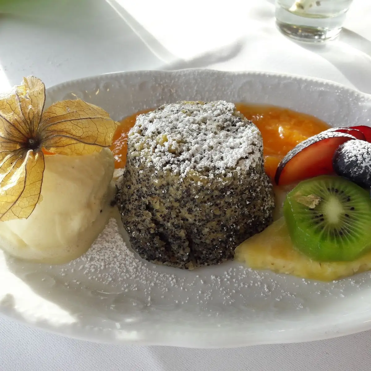 Mohnküchlein Mit Saisonalen Früchten Und Eis