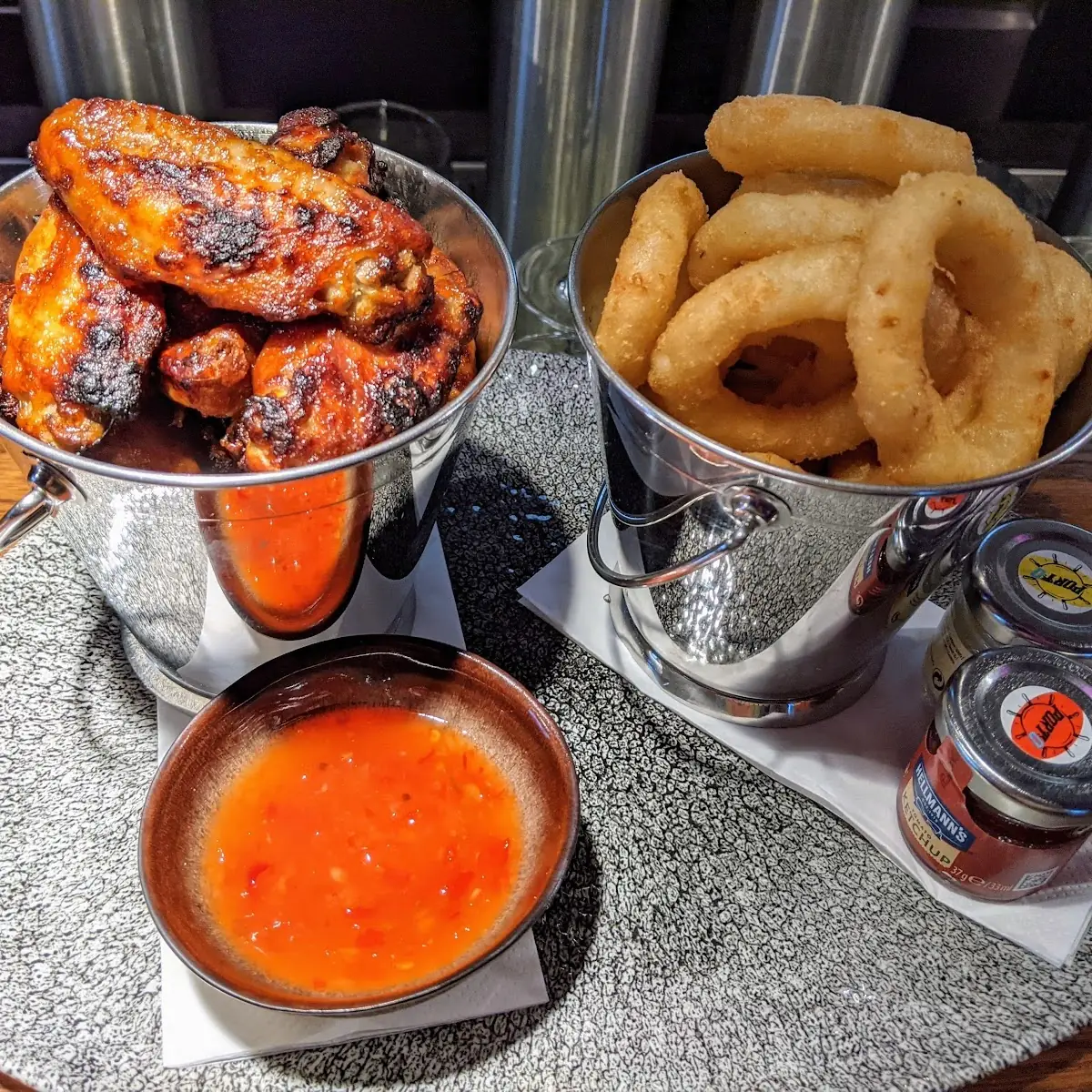 Chicken Wings Und Onion Rings