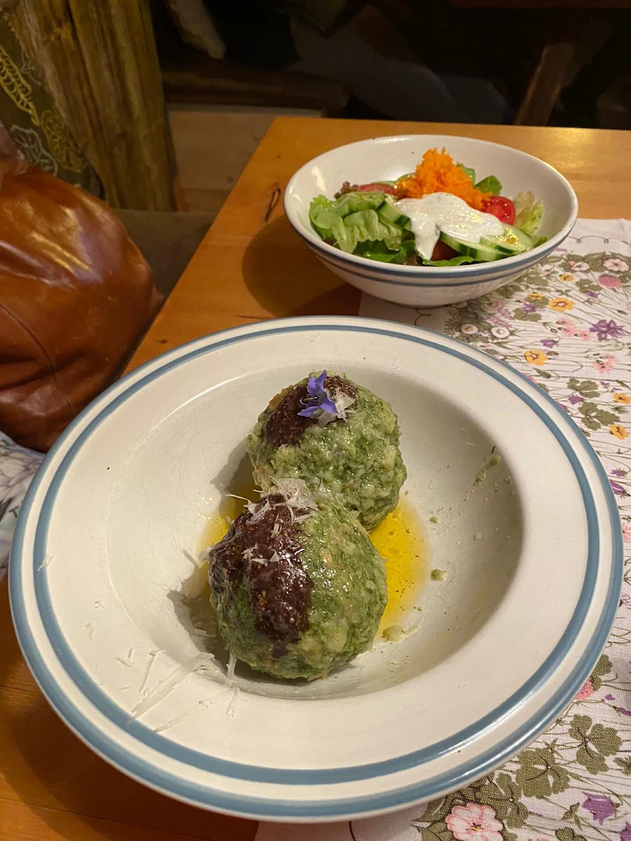 Spinatknödel M Kürbiskernpesto