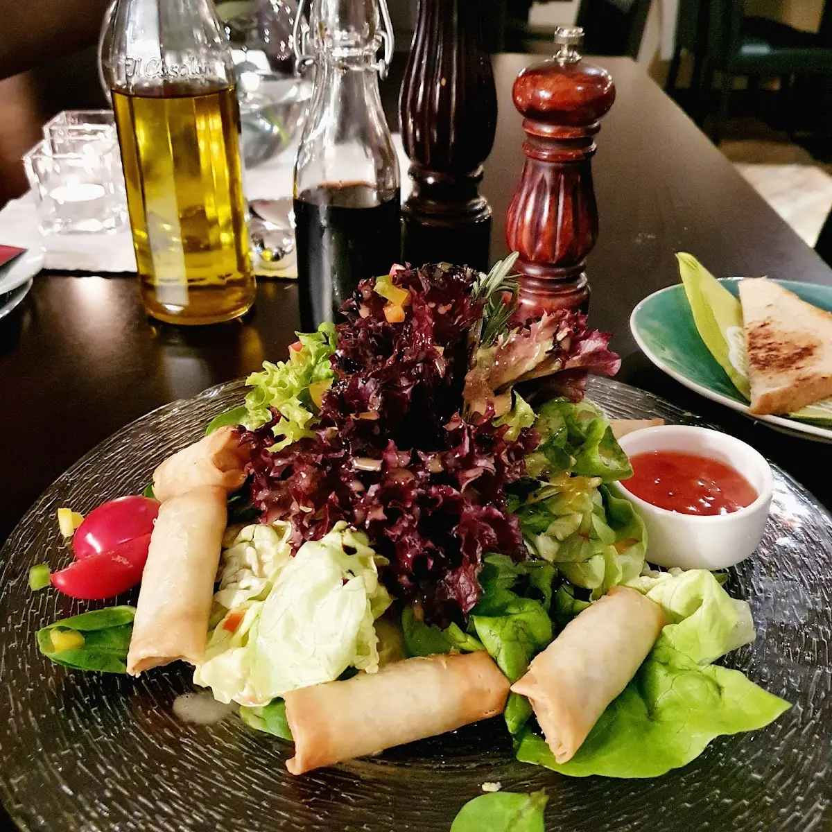 Blattsalate Mit Selbstgemachten Frühlingsrolle