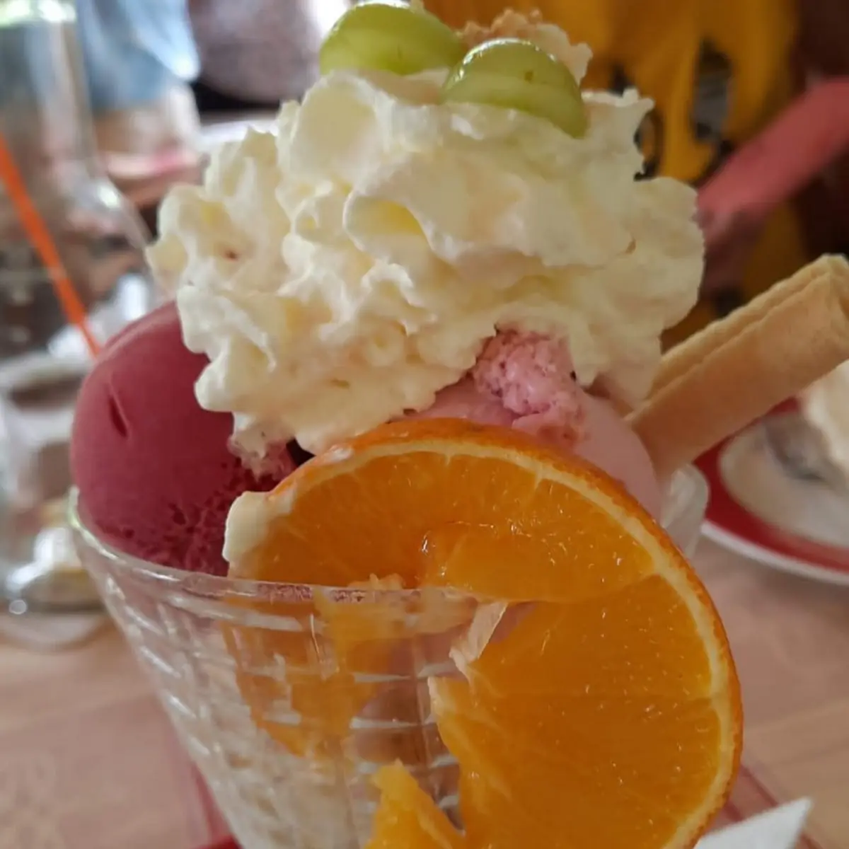 Früchtebecher Mit Joghurt Und Eis