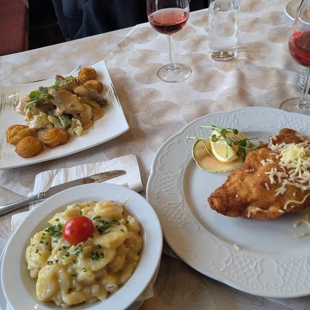Cordon Bleu Vom Schwein Scharf Gefüllt Mit Kartoffelsalat