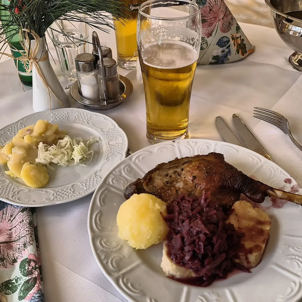 Gans Kartoffelknödel Rotkraut U Salat