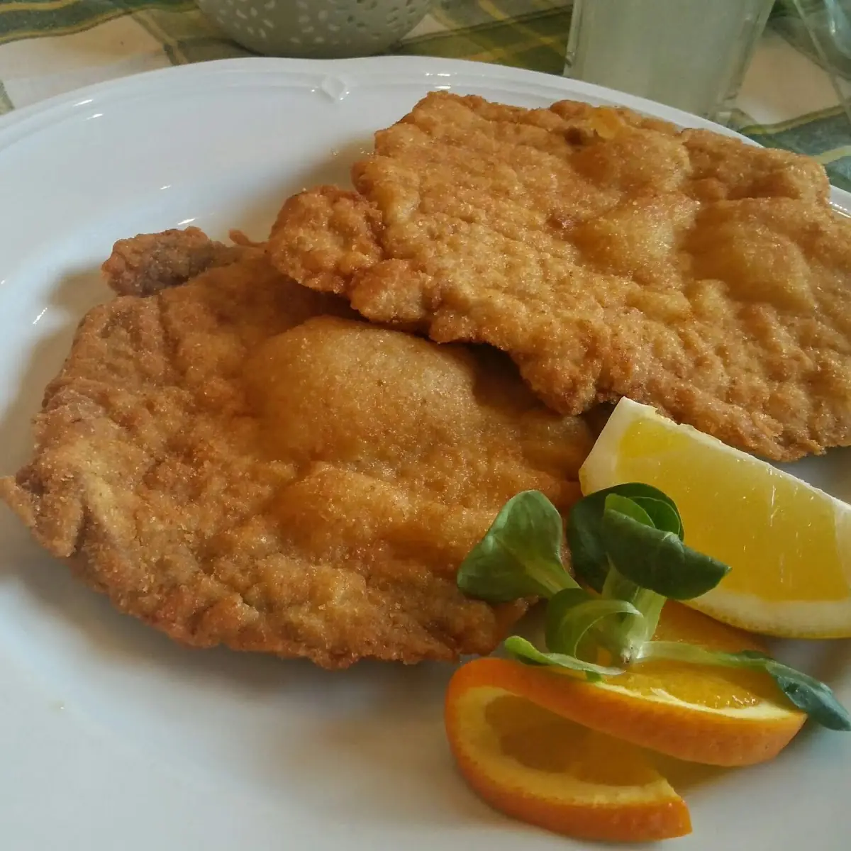 Im Vordergrund Surschnitzel Mit Salat Im Hintergrund Herrenpilze Gebacken