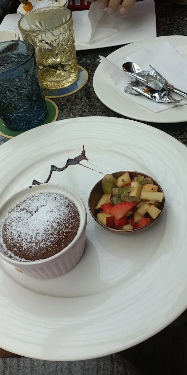 Schokokuchen Mit Flüssigem Kern Und Obstsalat
