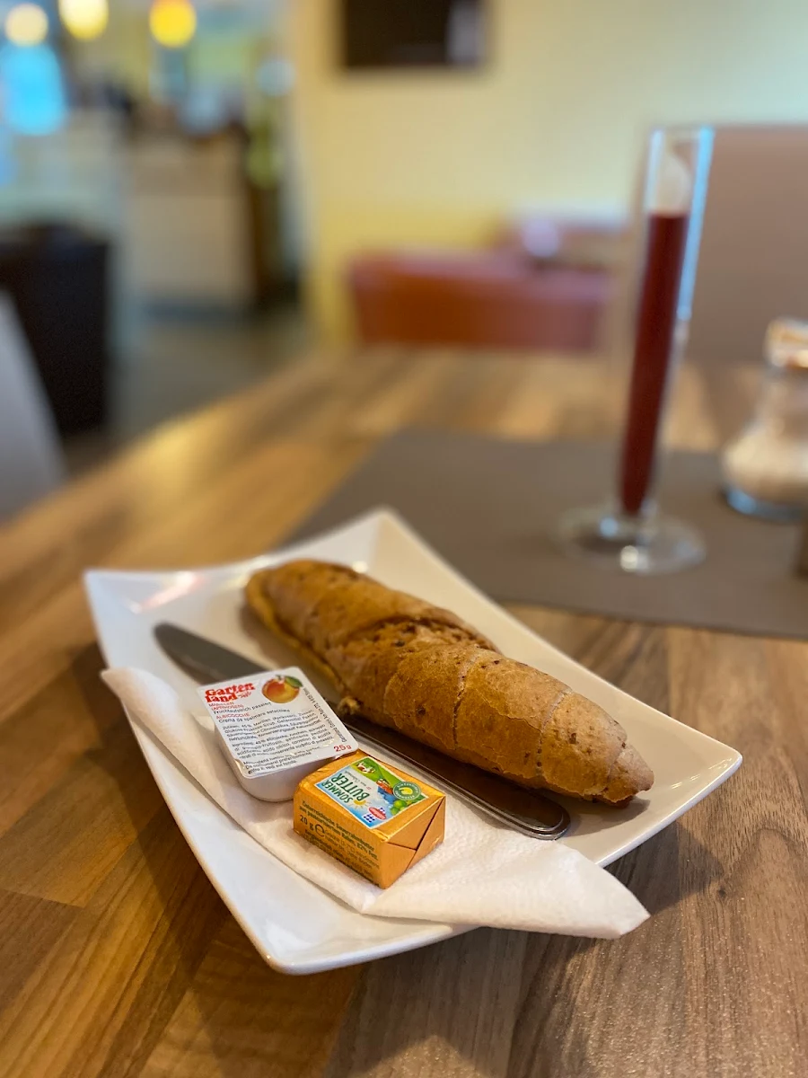 Kornspitz Mit Butter & Marmelade