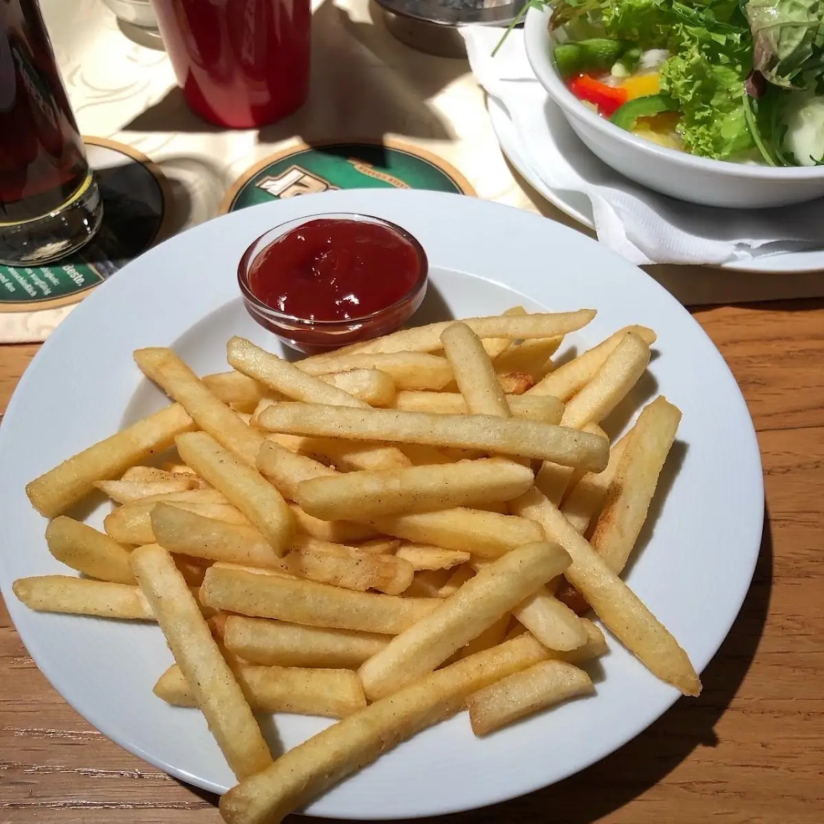 Pommes Mit Ketchup