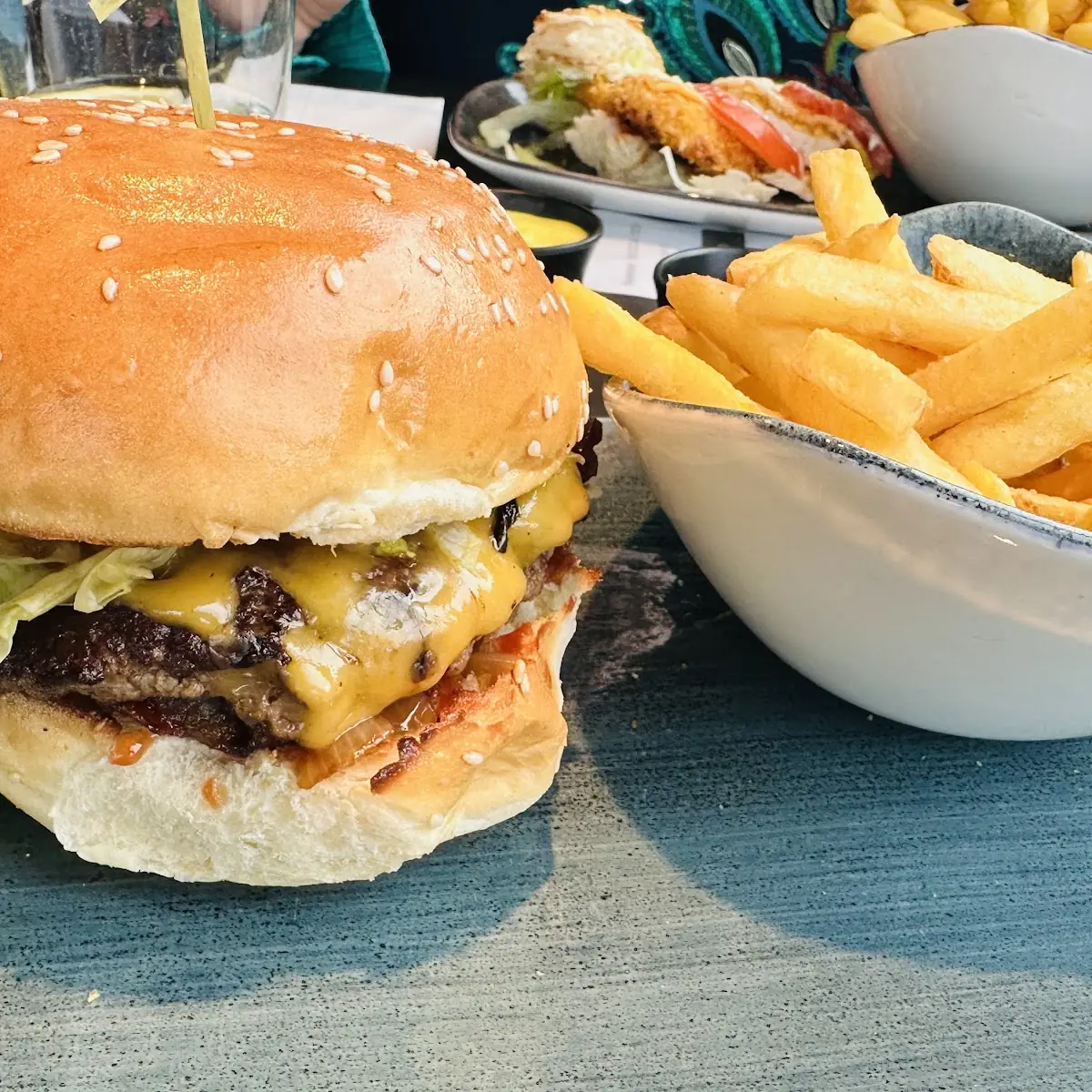 Cheeseburger Mit Pommes