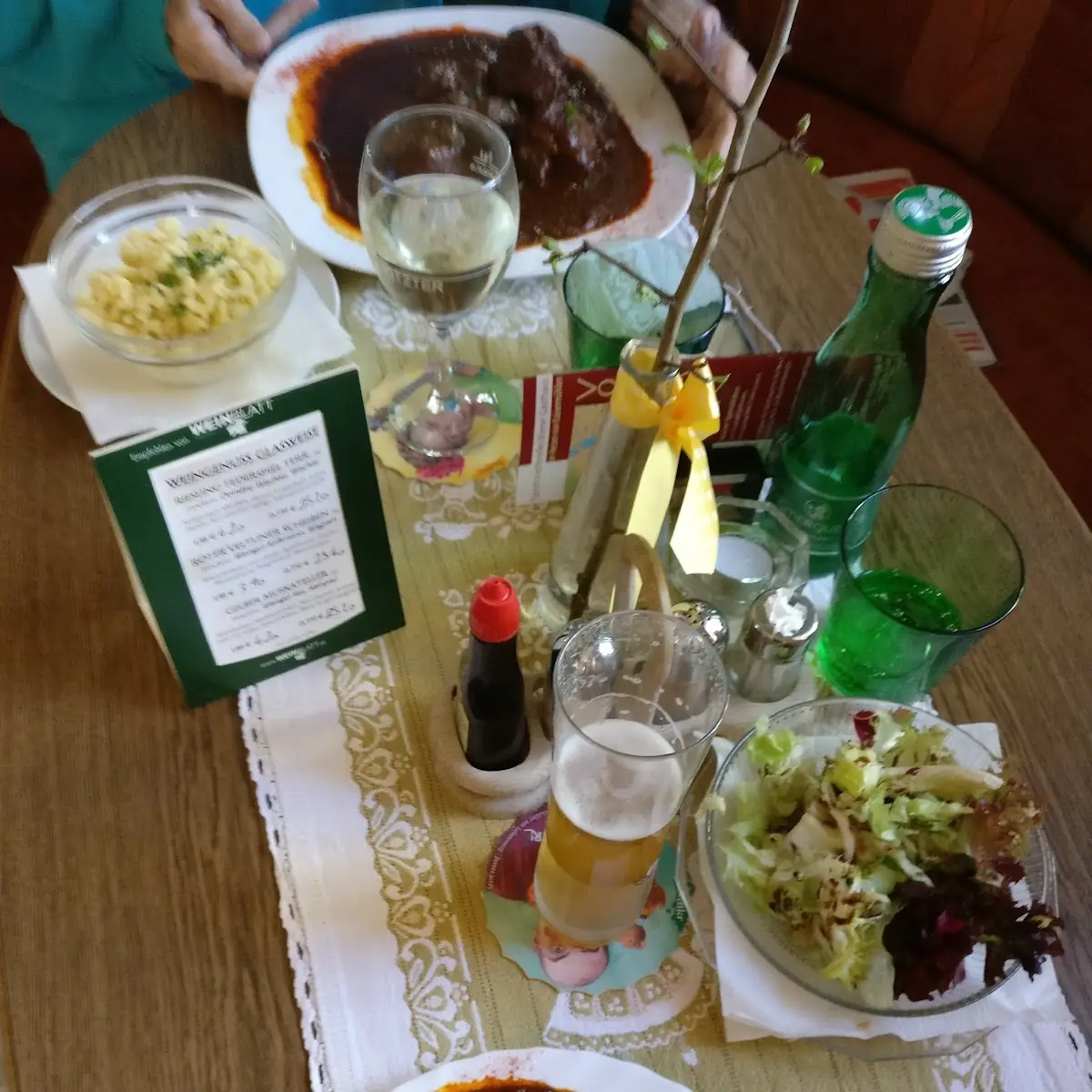 Gulasch Mit Spätzle Gulasch Mit Kartoffel Eiernockerl Mit Salat