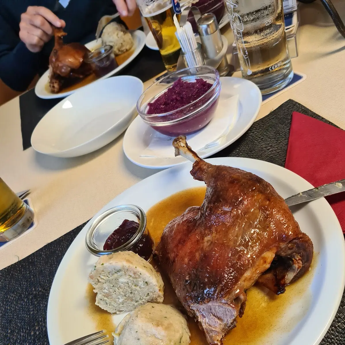 Gansl Mit Rotkraut Mit Knödel