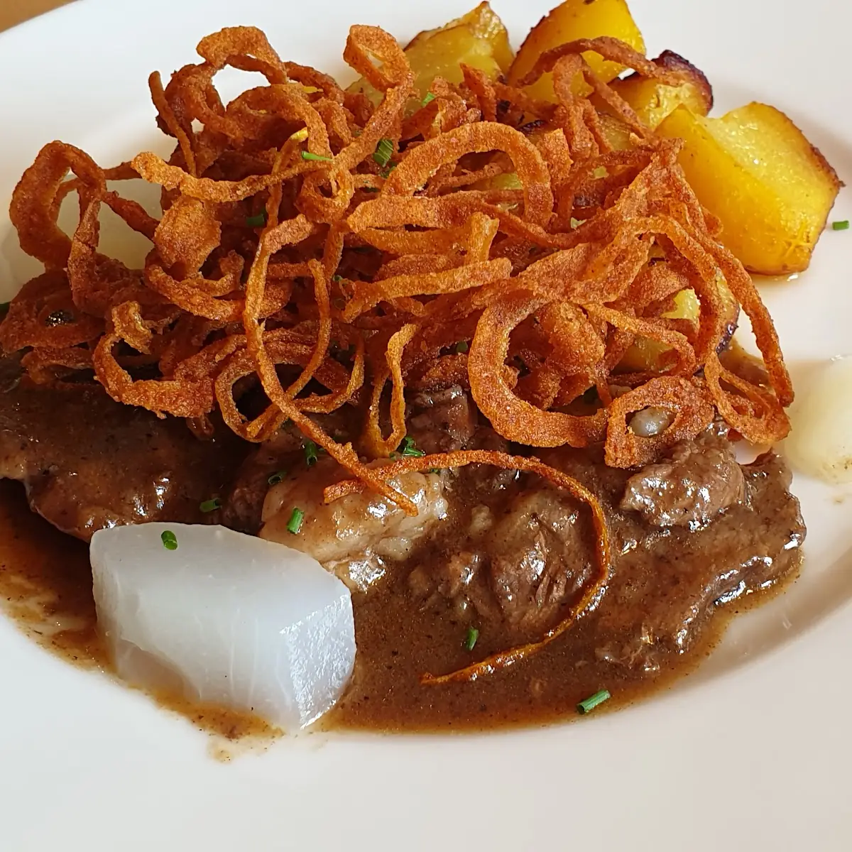 Gedünsteter Zwiebelrostbraten