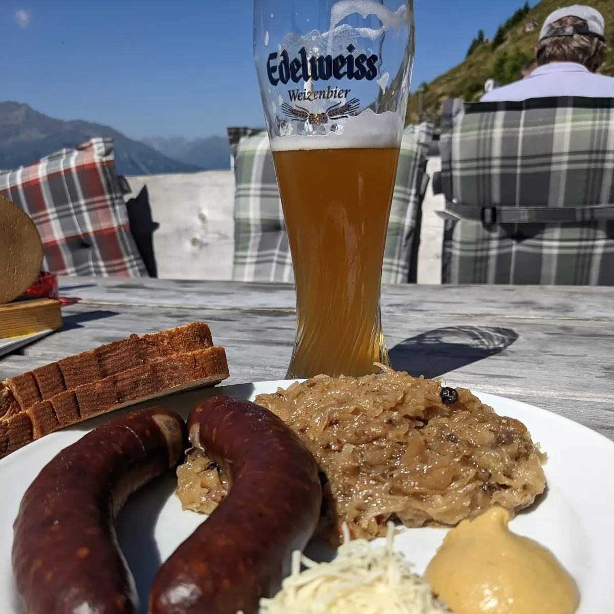 Hauswurst Mit Kren Und Senf Und Sauerkraut
