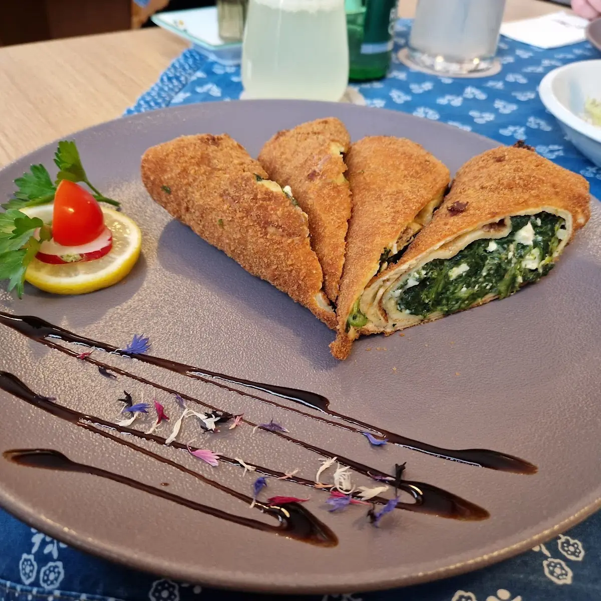 Gebackene Palatschinken Gefüllt Mit Spinat Und Schafkäse