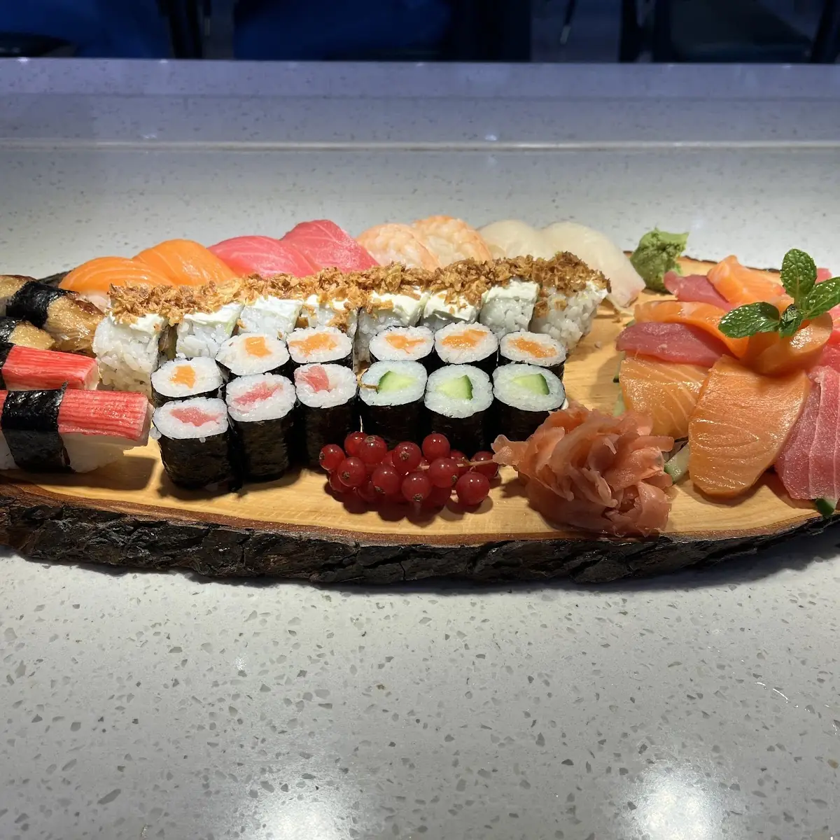 Gemischter Maki Teller