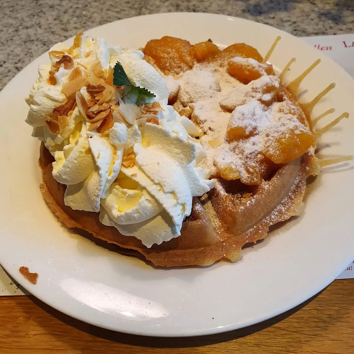Kanadische Waffel Mit Marillenröster