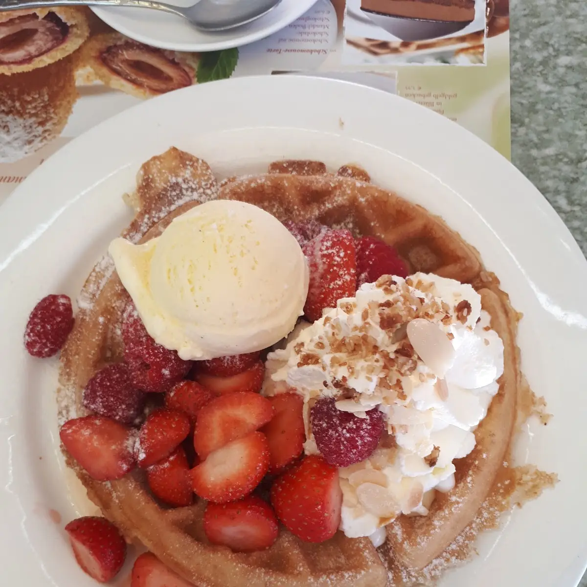 Waffeln Mit Eis Und Erdbeeren