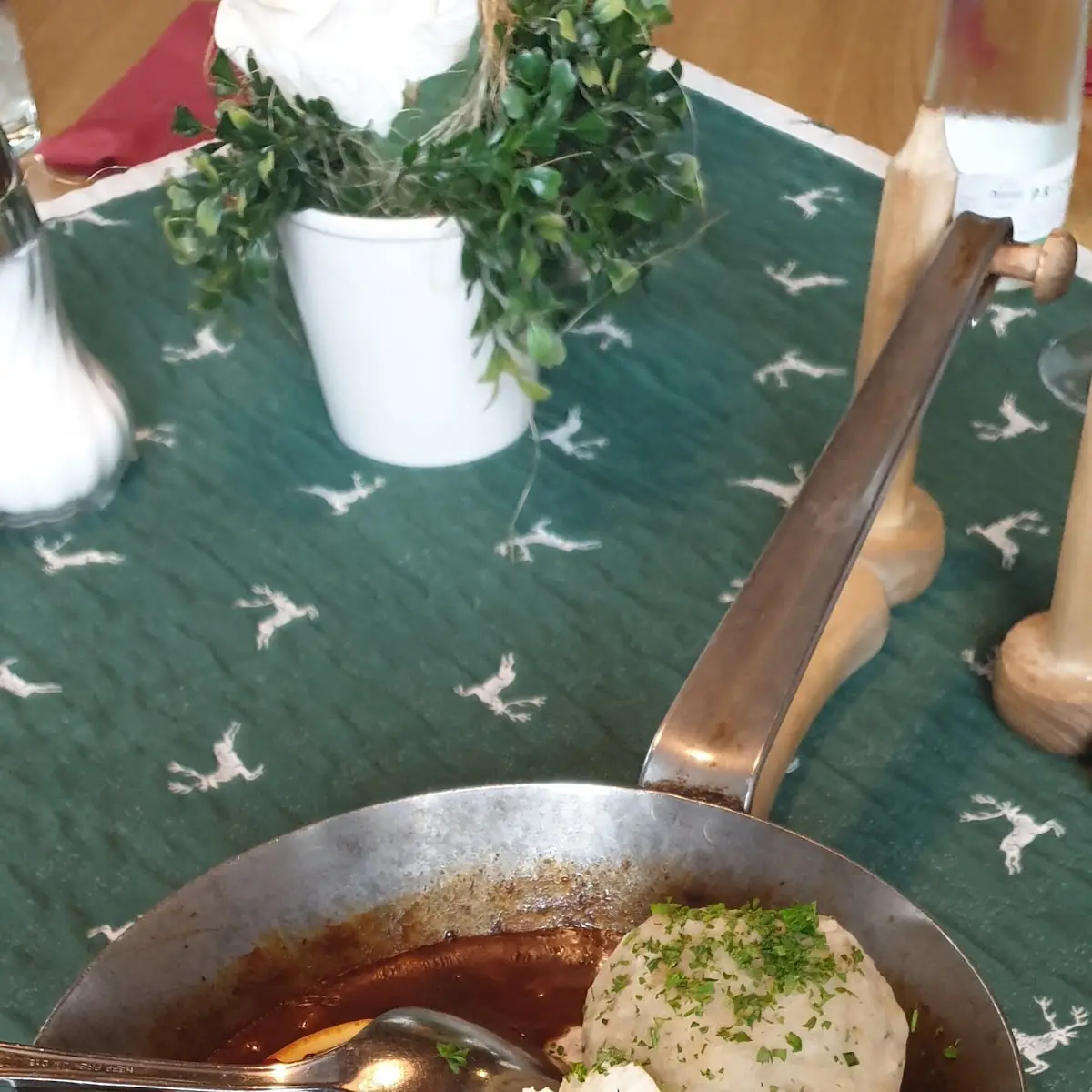 Wildragout Mit Knödel Und Kroketten