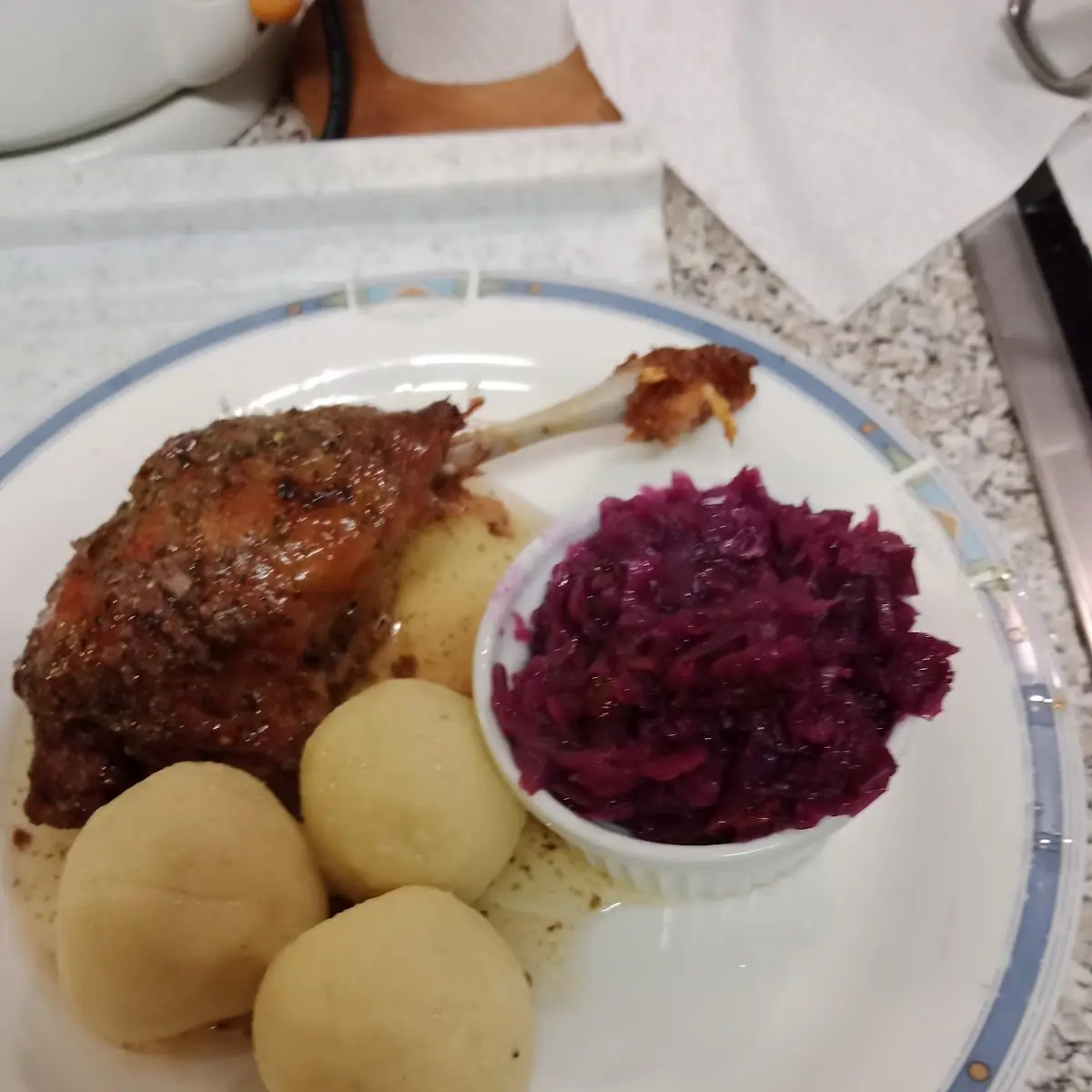 Entenkeule Sous Vide Erdäpfelknödel Maronirotkraut