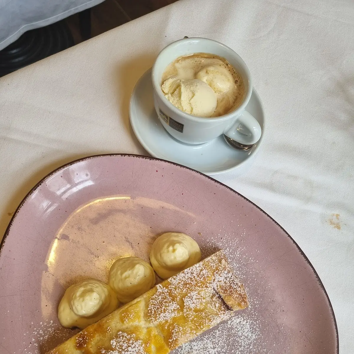 Apfelstrudel Mit Vanilleschaum