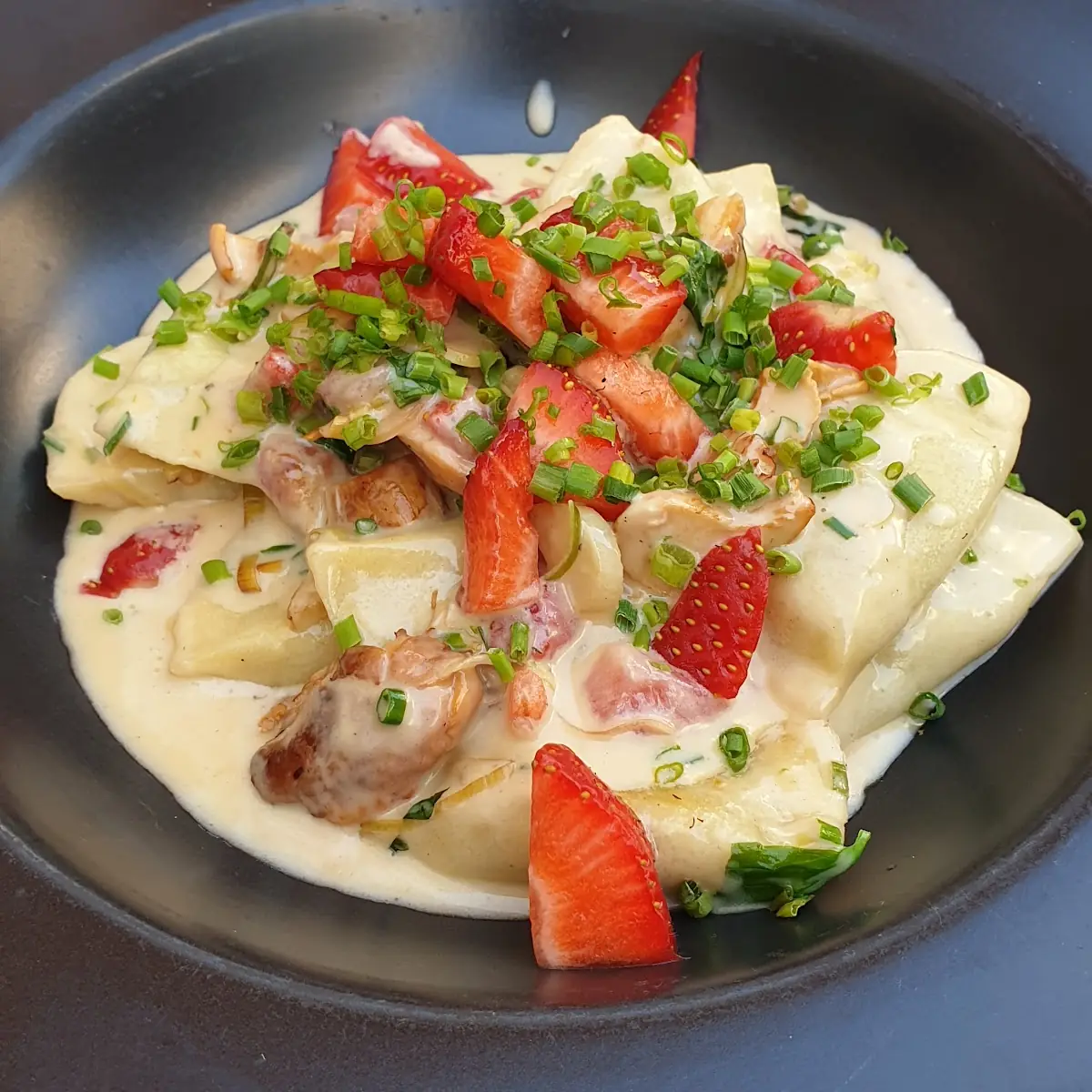 Mascarpone-wildkräuter-ravioli Mit Eierschwammerlsauce Und Erdbeeren