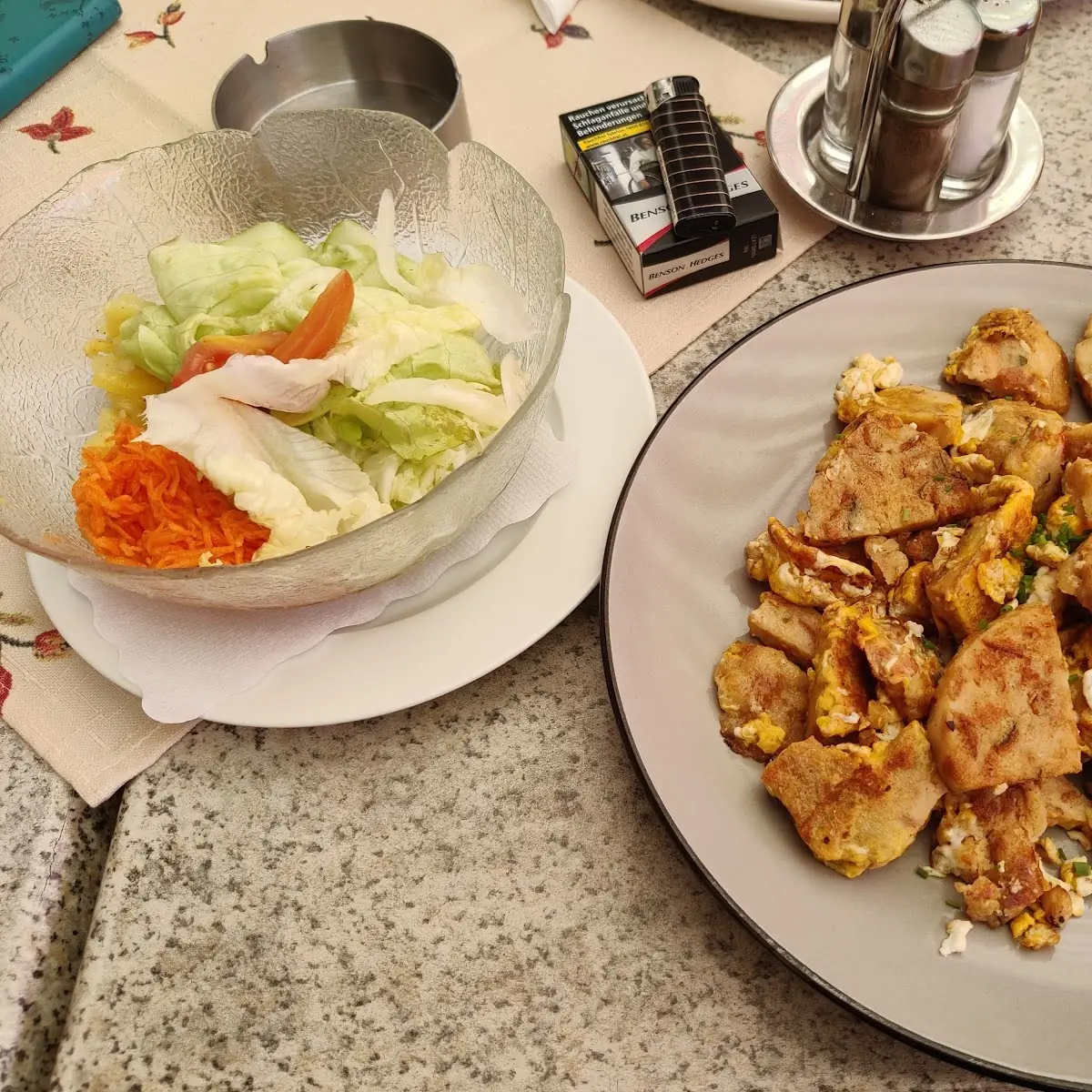 Geröstete Knödel Mit Ei Und Salat