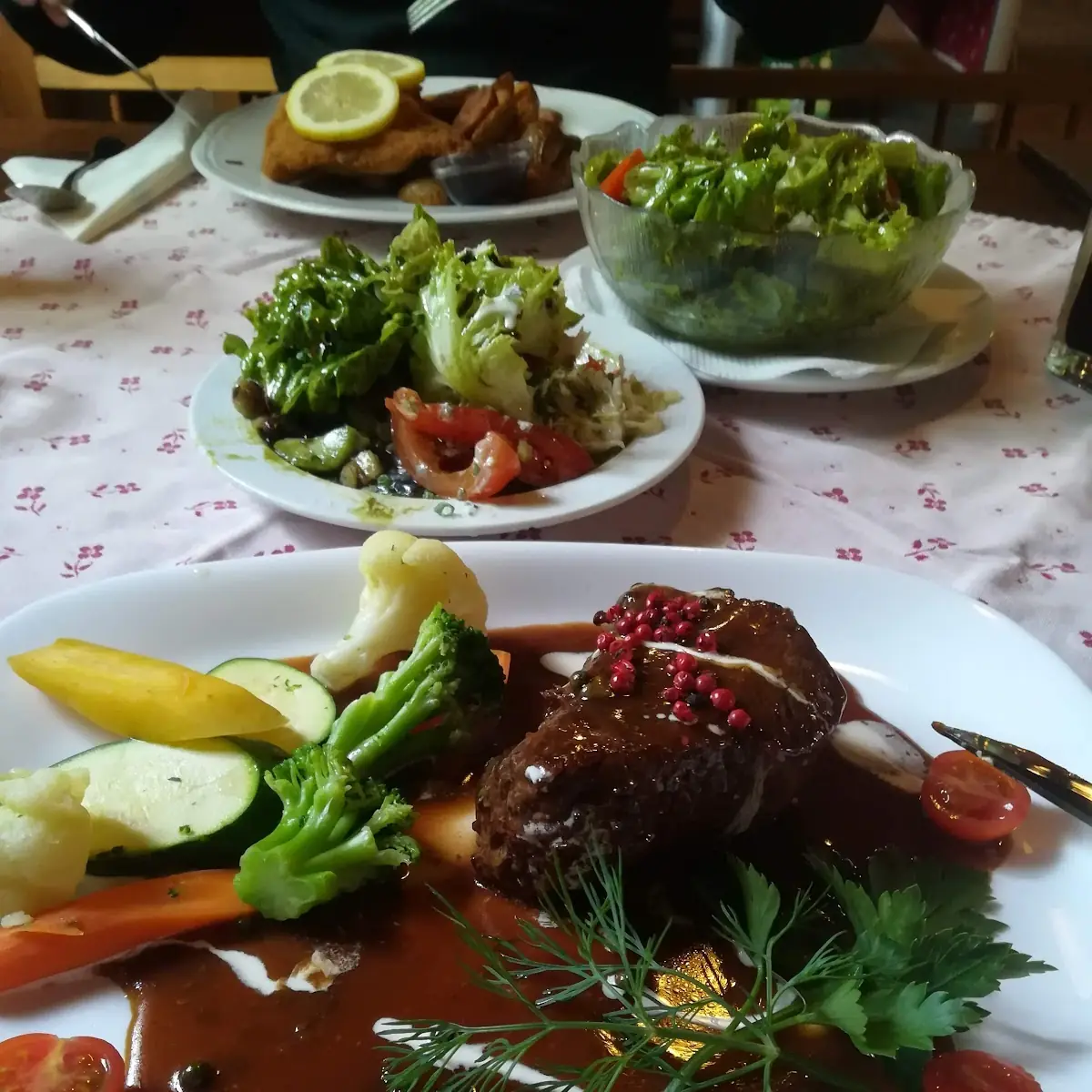 Pfeffersteak Mit Röstinchen Und Gemüse