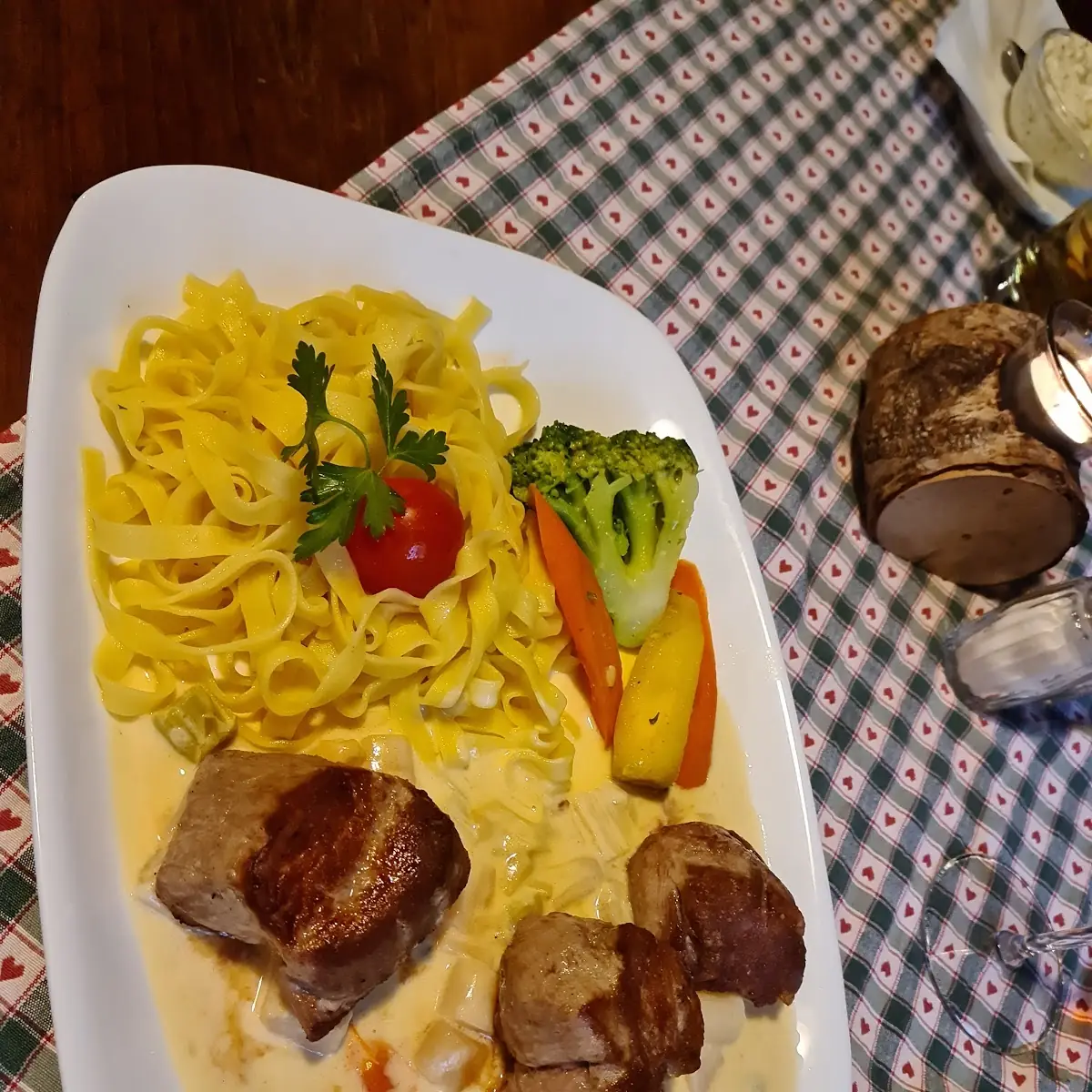Schweinefleisch Auf Spargelragout