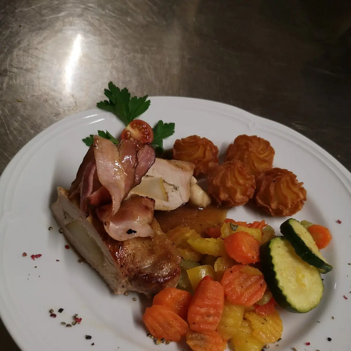 Gefülltes Schweinerückensteak Mit Ofengemüse Und Kroketten