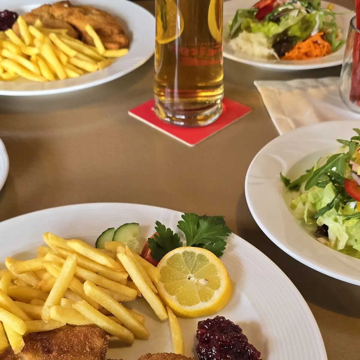 Wienerschnitzel Mit Pommes Frites Und Salat