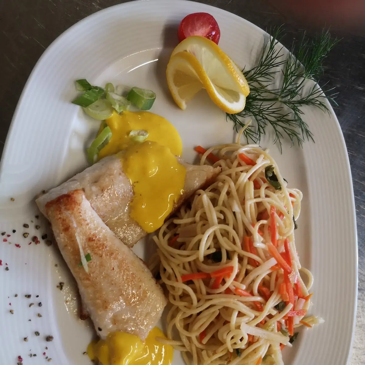 Zanderfilet An Woknudeln Mit Safransauce