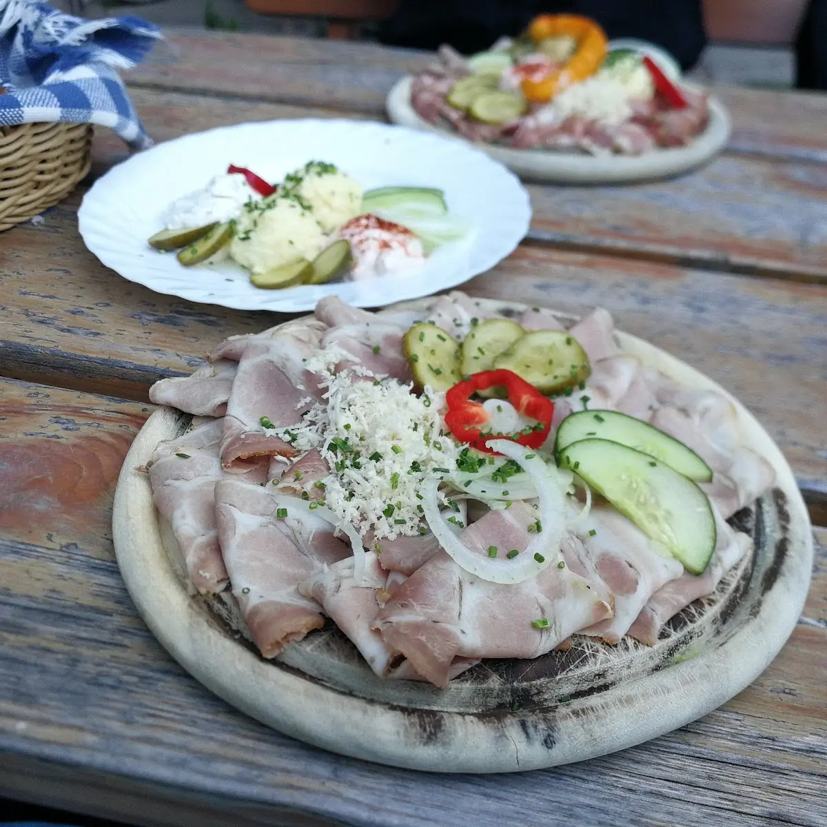 Bratljause Dahinter Brettljause Und Aufstrichteller